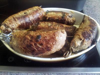 Rezept: Rinderrouladen mit Rotweinsoße, Mischhack-Füllung, Zwiebeln, Speck und Gewürzgurken Rinderrouladen mit Rotweinsoße, Mischhack-Füllung, Zwiebeln, Speck und Gewürzgurken - Rezept