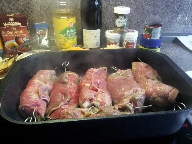 Rinderrouladen mit Rotweinsoße, Mischhack-Füllung, Zwiebeln, Speck und Gewürzgurken - Rezept - Bild Nr. 7