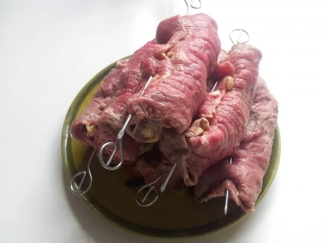 Rinderrouladen mit Rotweinsoße, Mischhack-Füllung, Zwiebeln, Speck und Gewürzgurken - Rezept - Bild Nr. 8