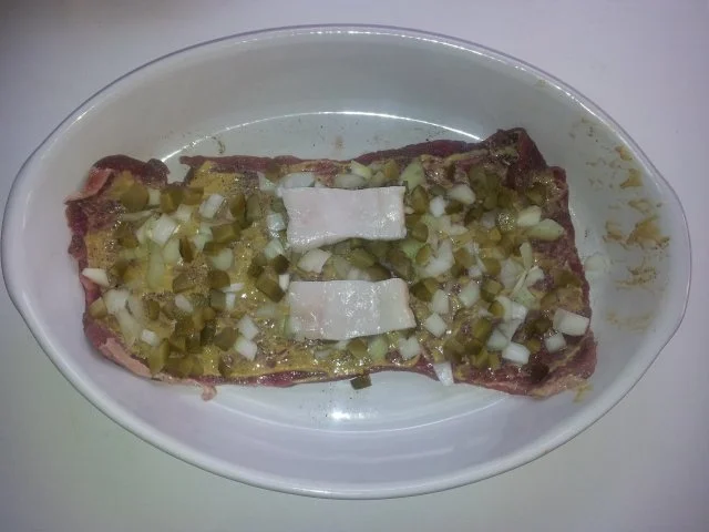 Rinderrouladen mit Rotweinsoße, Mischhack-Füllung, Zwiebeln, Speck und Gewürzgurken - Rezept - Bild Nr. 12