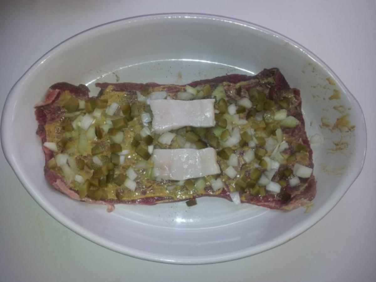 Rinderrouladen mit Rotweinsoße, Mischhack Füllung, Zwiebeln, Speck und ...