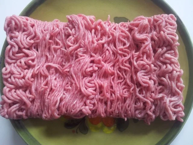 Rinderrouladen mit Rotweinsoße, Mischhack-Füllung, Zwiebeln, Speck und Gewürzgurken - Rezept - Bild Nr. 11