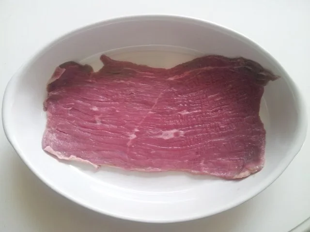 Rinderrouladen mit Rotweinsoße, Mischhack-Füllung, Zwiebeln, Speck und Gewürzgurken - Rezept - Bild Nr. 10