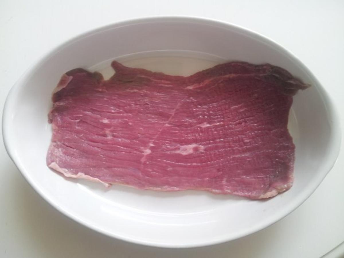 Rinderrouladen mit Rotweinsoße, Mischhack Füllung, Zwiebeln, Speck und ...