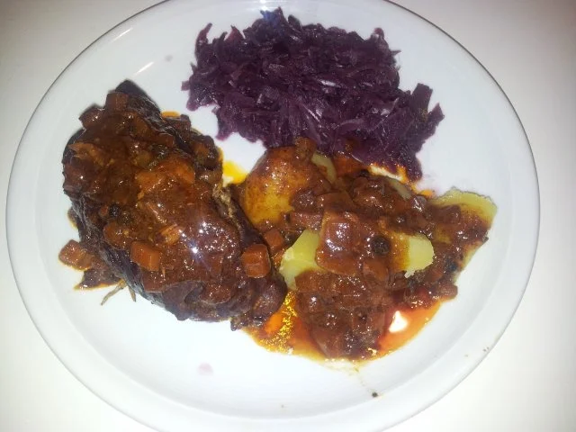 Rinderrouladen mit Rotweinsoße, Mischhack-Füllung, Zwiebeln, Speck und Gewürzgurken - Rezept - Bild Nr. 5