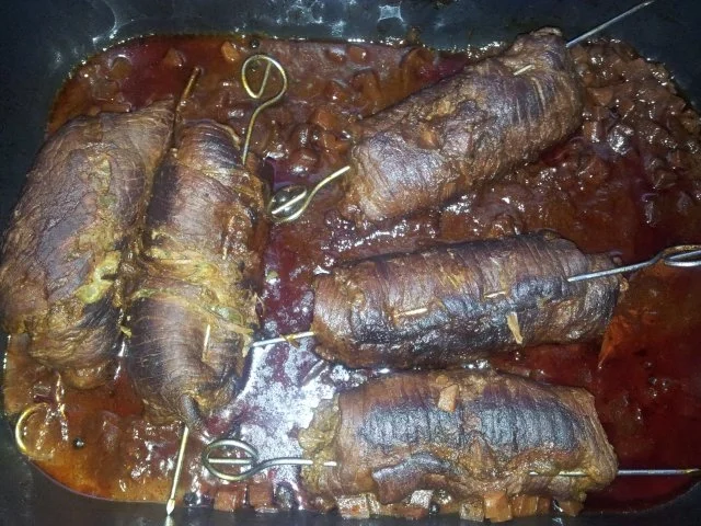 Rinderrouladen mit Rotweinsoße, Mischhack-Füllung, Zwiebeln, Speck und Gewürzgurken - Rezept - Bild Nr. 2
