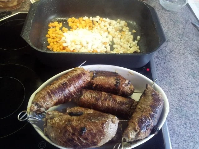 Rinderrouladen mit Rotweinsoße, Mischhack-Füllung, Zwiebeln, Speck und Gewürzgurken - Rezept - Bild Nr. 4