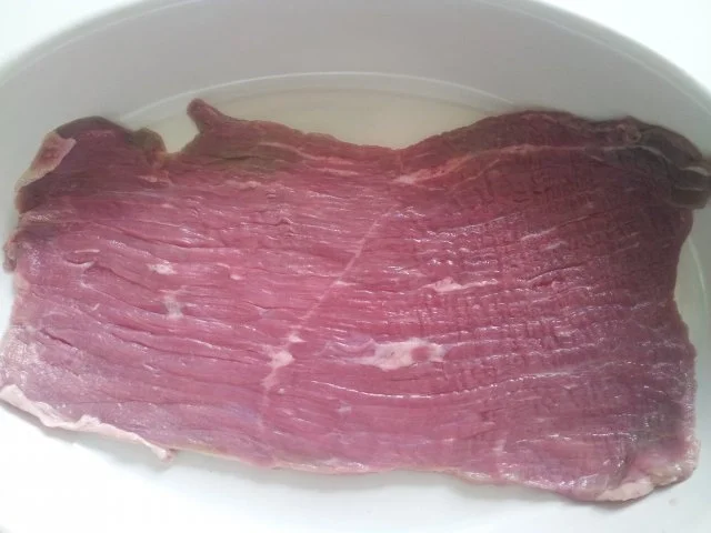 Rinderrouladen mit Rotweinsoße, Mischhack-Füllung, Zwiebeln, Speck und Gewürzgurken - Rezept - Bild Nr. 9