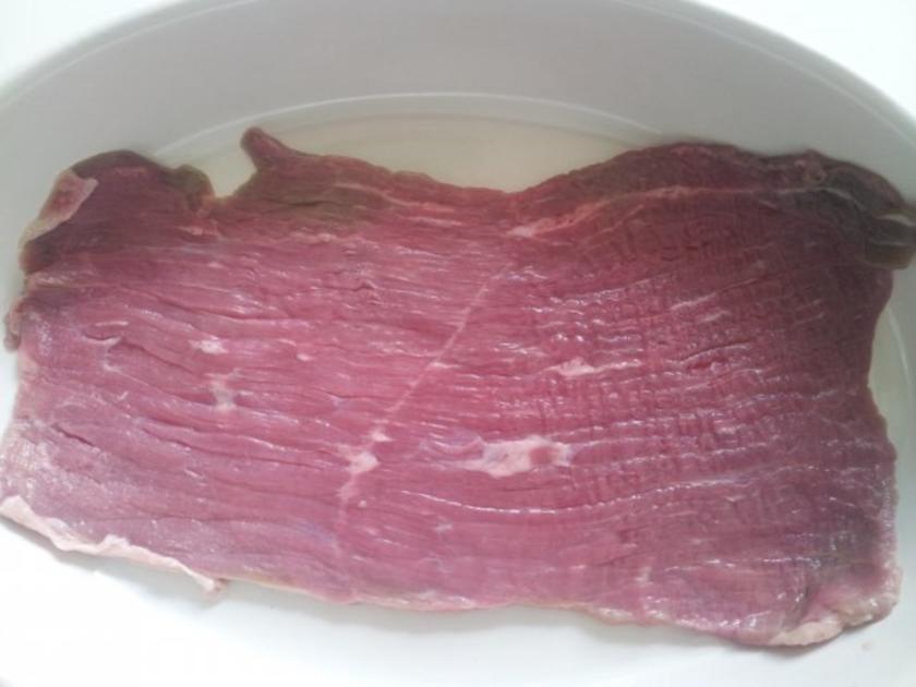 Rinderrouladen mit Rotweinsoße, Mischhack Füllung, Zwiebeln, Speck und ...