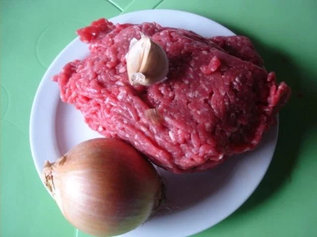 Cevapcici mit Pommes frites und Tomatensalat mit Mozzarella - Rezept - Bild Nr. 2