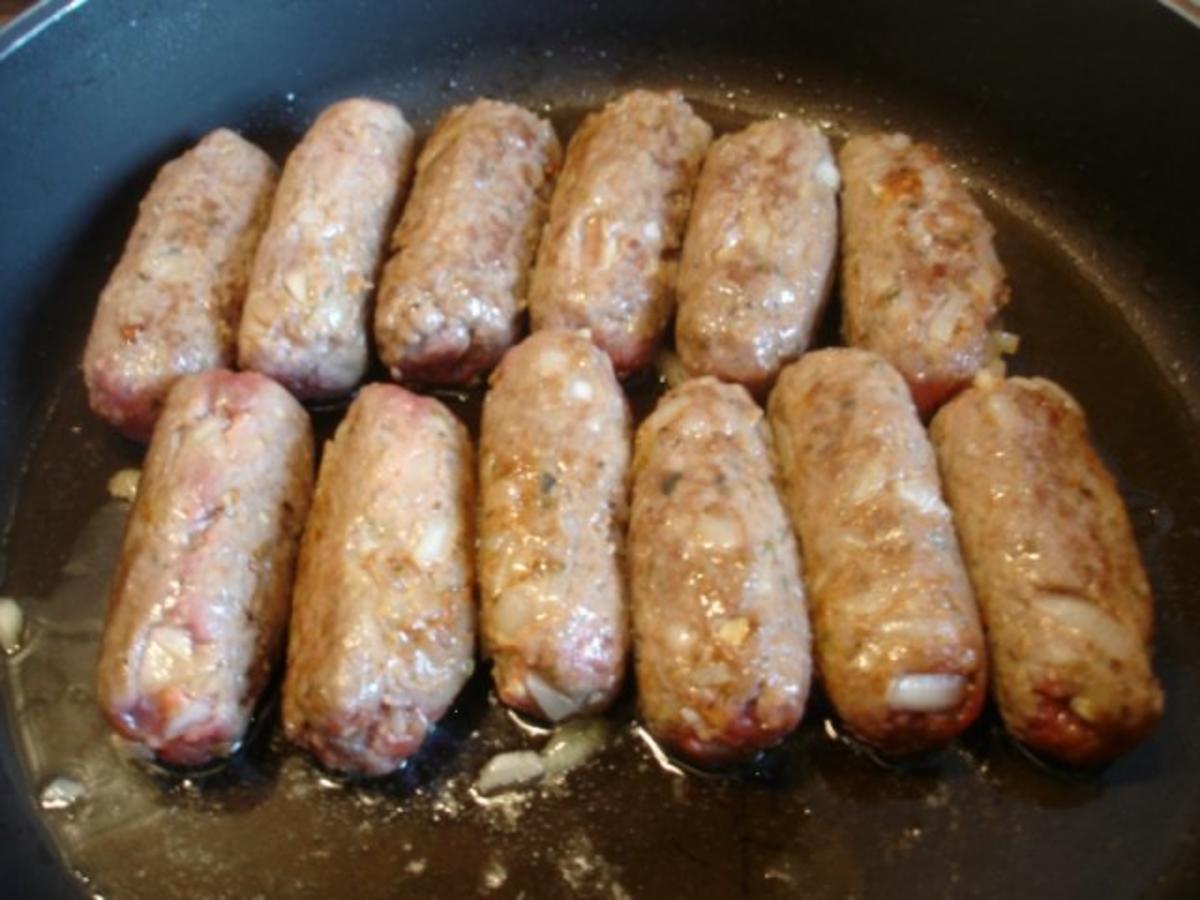 Cevapcici mit Pommes frites und Tomatensalat mit Mozzarella - Rezept - Bild Nr. 8