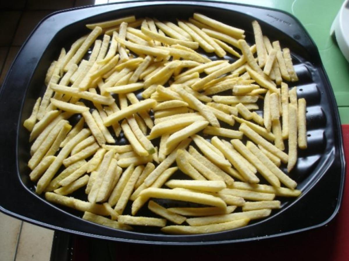 Cevapcici mit Pommes frites und Tomatensalat mit Mozzarella - Rezept - Bild Nr. 3