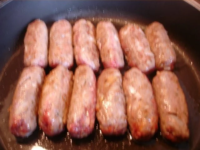 Cevapcici mit Pommes frites und Tomatensalat mit Mozzarella - Rezept - Bild Nr. 7