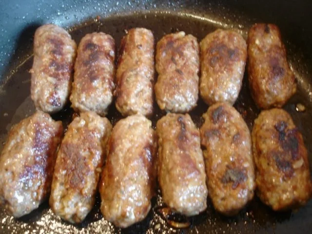 Cevapcici mit Pommes frites und Tomatensalat mit Mozzarella - Rezept - Bild Nr. 9