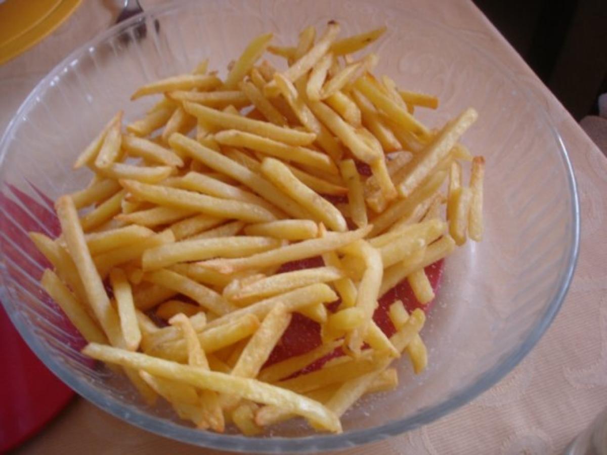 Cevapcici mit Pommes frites und Tomatensalat mit Mozzarella - Rezept - Bild Nr. 11