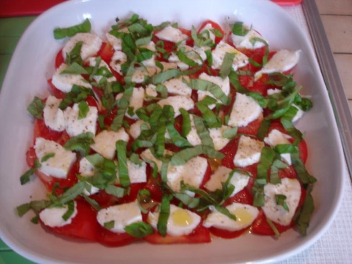 Cevapcici mit Pommes frites und Tomatensalat mit Mozzarella - Rezept - Bild Nr. 12