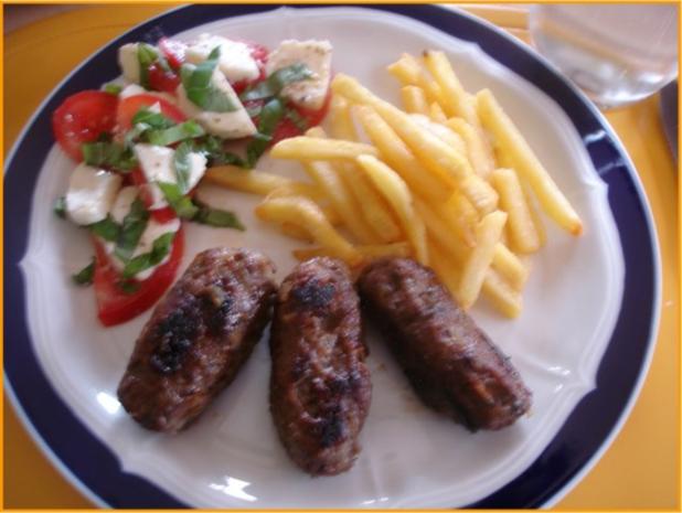 Cevapcici mit Pommes frites und Tomatensalat mit Mozzarella - Rezept ...