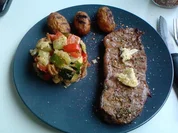 Zarte Hüfte in gesundem Umfeld oder Grillkartoffeln mit Fleisch u. -Gemüsebeilage - Rezept