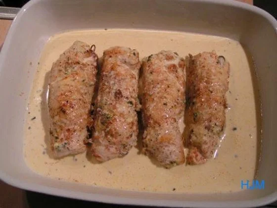Kräuter-Puten-Röllchen in zwiebliger Soße - Rezept