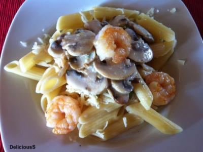 Pasta mit Champignon-Sahne-Soße & Scampis - Rezept