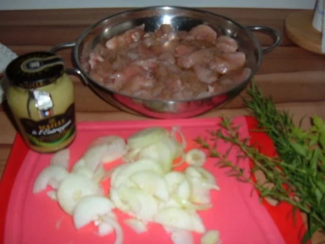 Gflügel : Hähnchenfilets mit Zwiebeln und Kräutern - Rezept - Bild Nr. 2