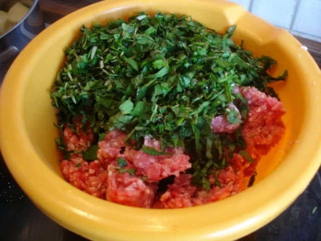 Minze-Salbei-Rosmarin-Buletten mit grünen Bohnen und Mais-Kartoffelpüree - Rezept - Bild Nr. 9