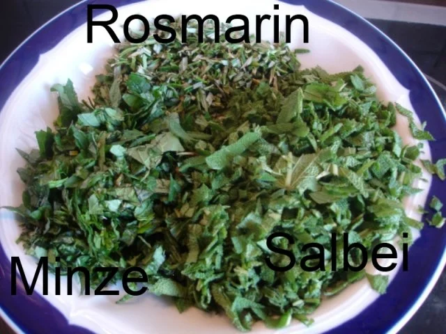 Minze-Salbei-Rosmarin-Buletten mit grünen Bohnen und Mais-Kartoffelpüree - Rezept - Bild Nr. 7