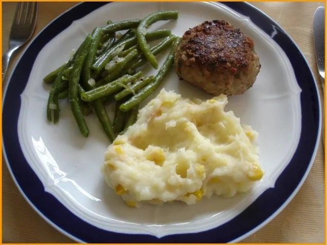 Minze-Salbei-Rosmarin-Buletten mit grünen Bohnen und Mais-Kartoffelpüree - Rezept