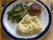 Minze-Salbei-Rosmarin-Buletten mit grünen Bohnen und Mais-Kartoffelpüree - Rezept