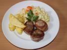 Schweinemedaillons im Baconmantel mit Blumenkohl-Möhren-Gemüse und Kartoffelspalten - Rezept