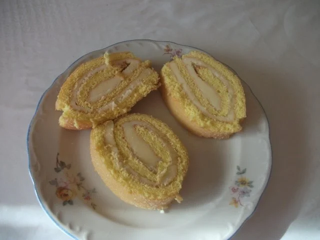 Biskuitrolle mit Buttercremefüllung - Rezept