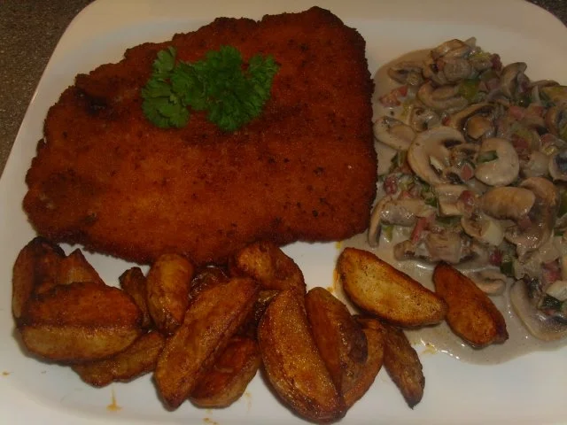 Rezept: Schnitzel mit Ofenkartoffeln und Champignons in einer Walnusscreme Schnitzel mit Ofenkartoffeln und Champignons in einer Walnusscreme - Rezept