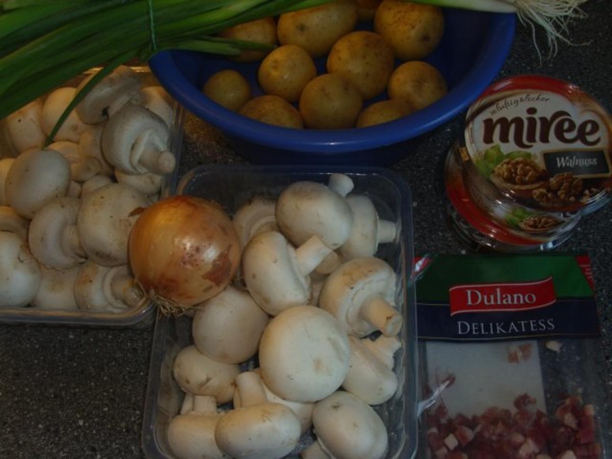 Schnitzel mit Ofenkartoffeln und Champignons in einer Walnusscreme - Rezept - Bild Nr. 2