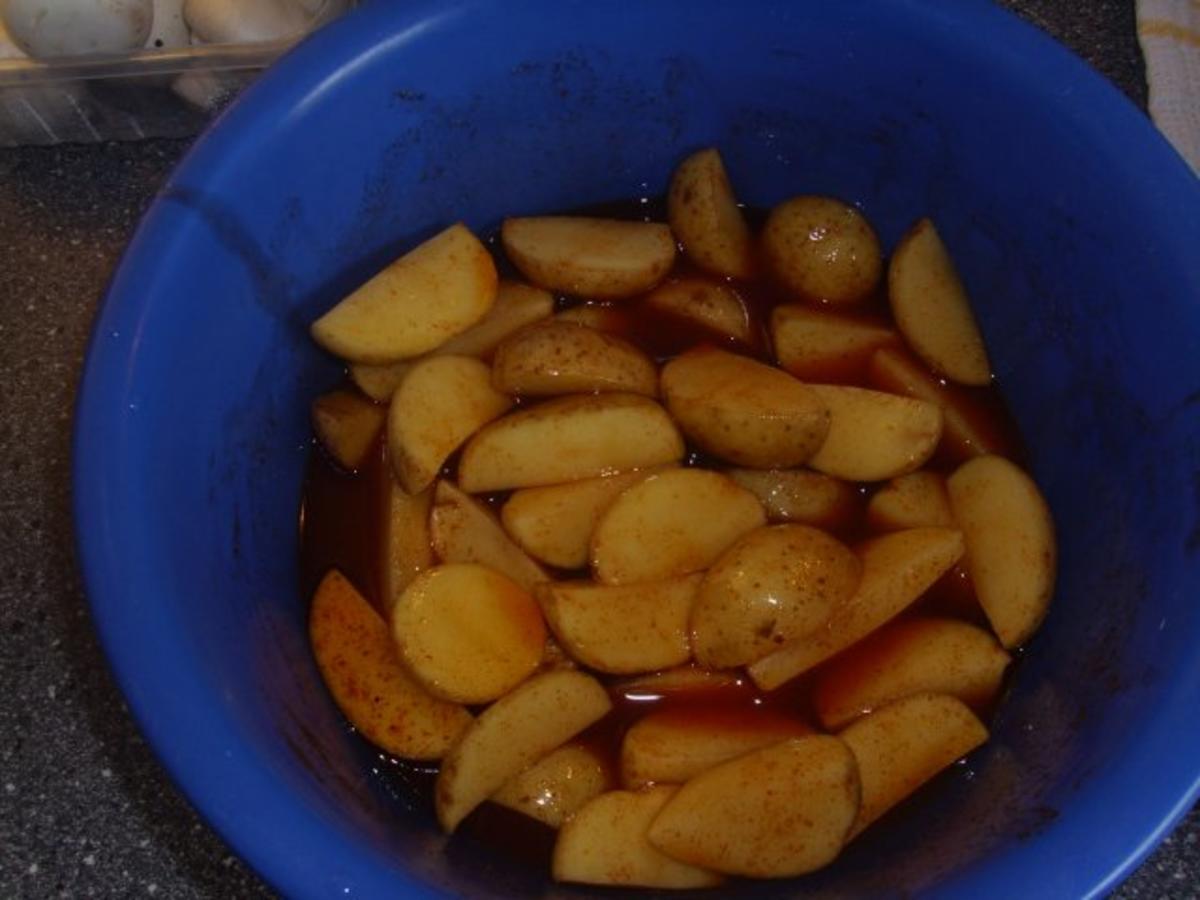 Schnitzel mit Ofenkartoffeln und Champignons in einer Walnusscreme - Rezept - Bild Nr. 3