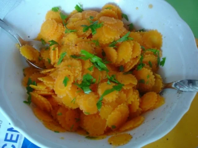 Warmer Leberkäse mit schlesischen Kartoffelsalat und Möhrenblütensalat - Rezept - Bild Nr. 5