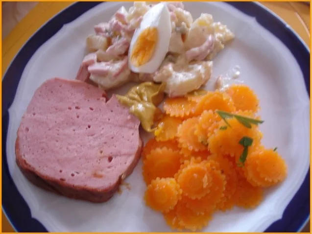 Warmer Leberkäse mit schlesischen Kartoffelsalat und Möhrenblütensalat - Rezept