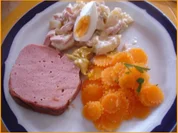 Warmer Leberkäse mit schlesischen Kartoffelsalat und Möhrenblütensalat - Rezept