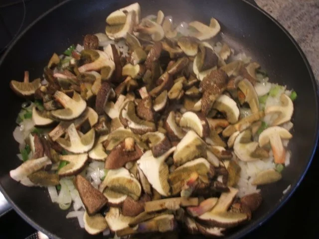 Pilze: Rotfußröhrlinge in Sahnesoße auf Pasta - Rezept - Bild Nr. 6