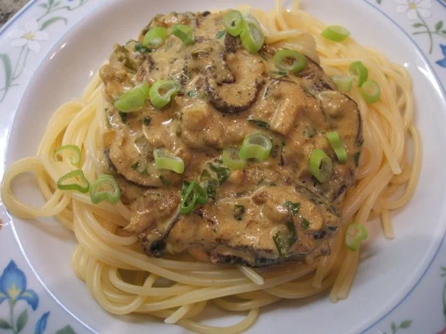 Pilze: Rotfußröhrlinge in Sahnesoße auf Pasta - Rezept