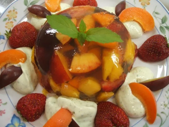 Rezept: Sülzen: Sommerfrüchte in Gelee auf Minz-Schaum Sülzen: Sommerfrüchte in Gelee auf Minz-Schaum - Rezept
