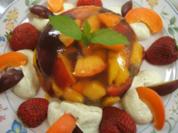Sülzen: Sommerfrüchte in Gelee auf Minz-Schaum - Rezept
