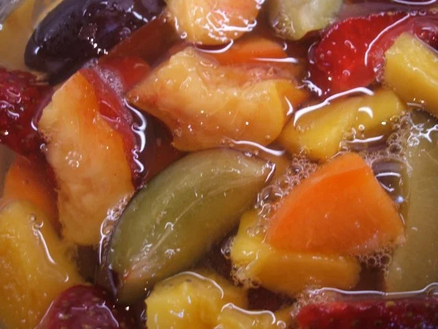 Rezept: Sülzen: Sommerfrüchte in Gelee auf Minz-Schaum Bild Nr. 5 Sülzen: Sommerfrüchte in Gelee auf Minz-Schaum - Rezept - Bild Nr. 5