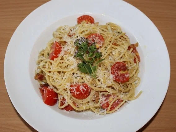 Spaghetti an Knoblauch-Bacon-Tomaten - Rezept