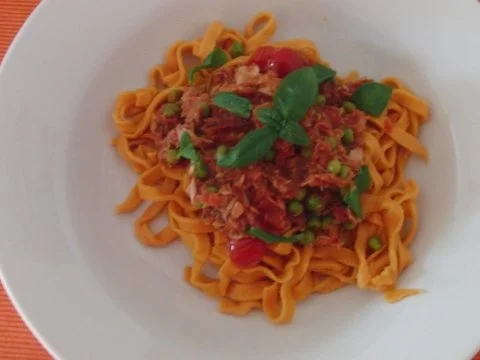 Selbstgemachte orangefarbene Tagliatelle mit Thunfisch,Tomaten und Erbsen - Rezept