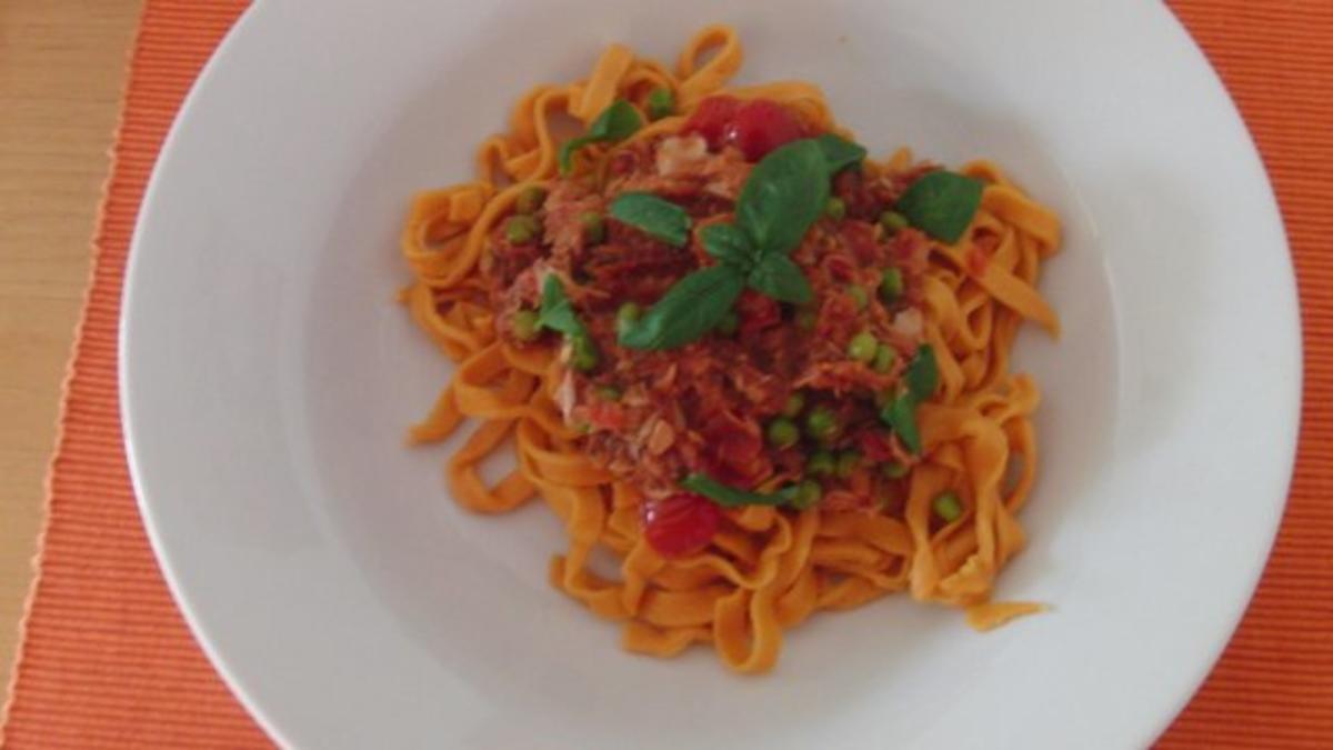 Bilder für Selbstgemachte orangefarbene Tagliatelle mit Thunfisch,Tomaten und Erbsen - Rezept