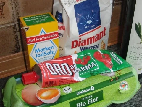 Selbstgemachte orangefarbene Tagliatelle mit Thunfisch,Tomaten und Erbsen - Rezept - Bild Nr. 2