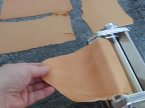 Selbstgemachte orangefarbene Tagliatelle mit Thunfisch,Tomaten und Erbsen - Rezept - Bild Nr. 4