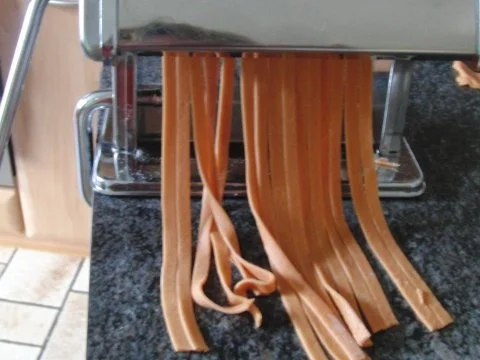 Selbstgemachte orangefarbene Tagliatelle mit Thunfisch,Tomaten und Erbsen - Rezept - Bild Nr. 5