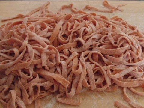 Selbstgemachte orangefarbene Tagliatelle mit Thunfisch,Tomaten und Erbsen - Rezept - Bild Nr. 6