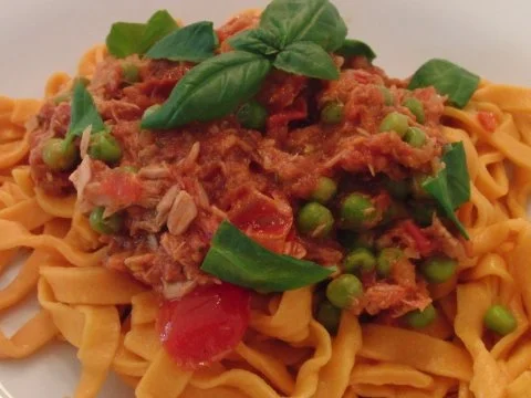Selbstgemachte orangefarbene Tagliatelle mit Thunfisch,Tomaten und Erbsen - Rezept - Bild Nr. 11